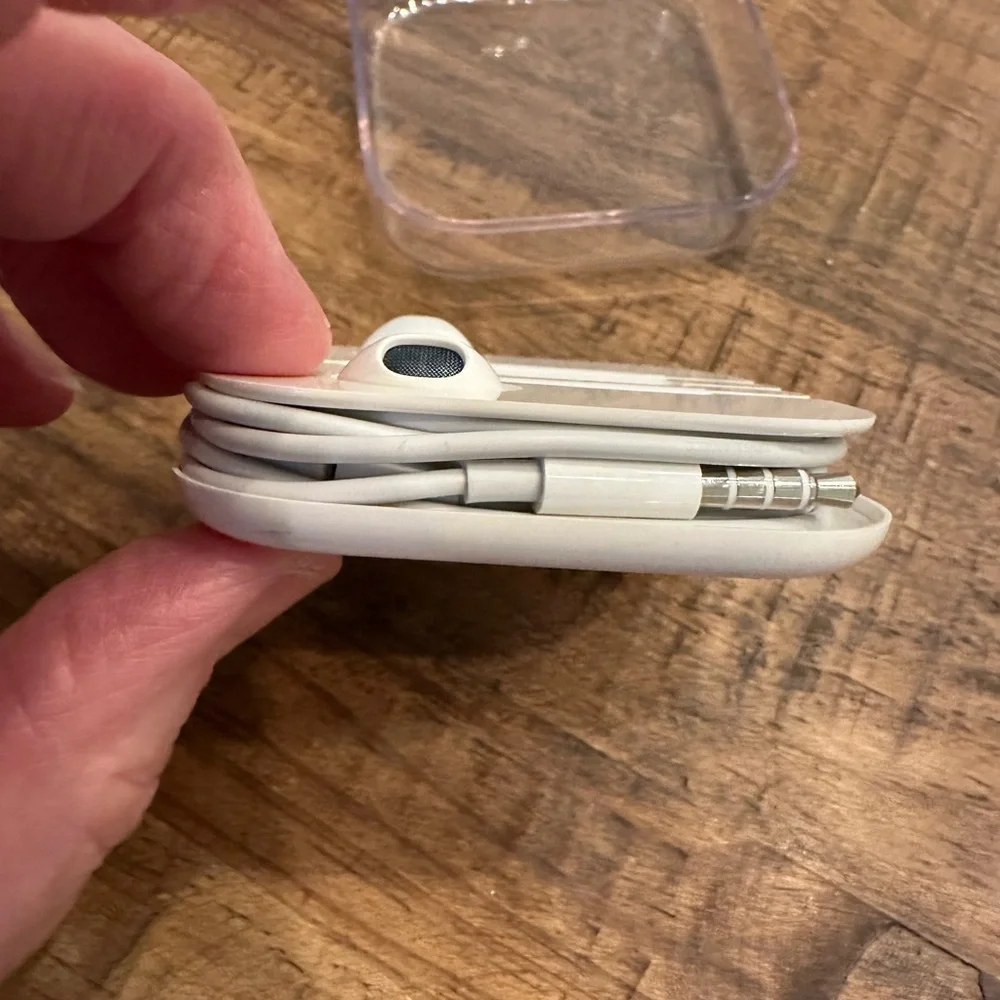 New Genuine Apple Wired Earphones. Lightening Connector and Built in Microphone
